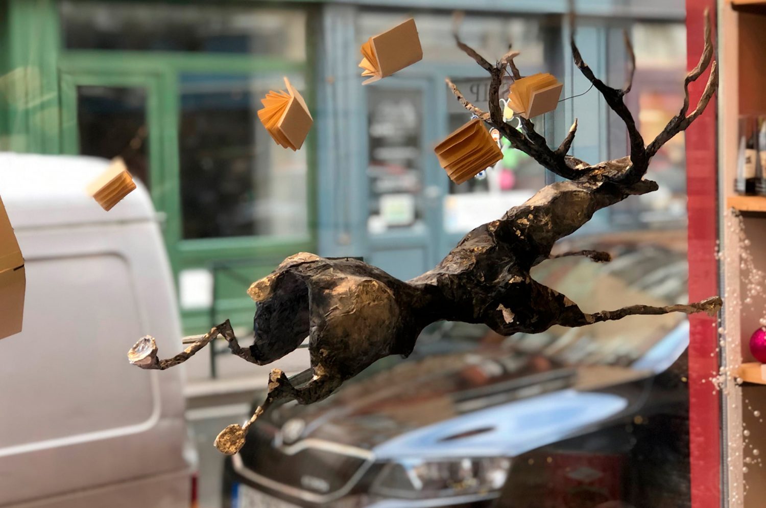 sculpture de renne volant avec des livres dans une librairie puteaux
